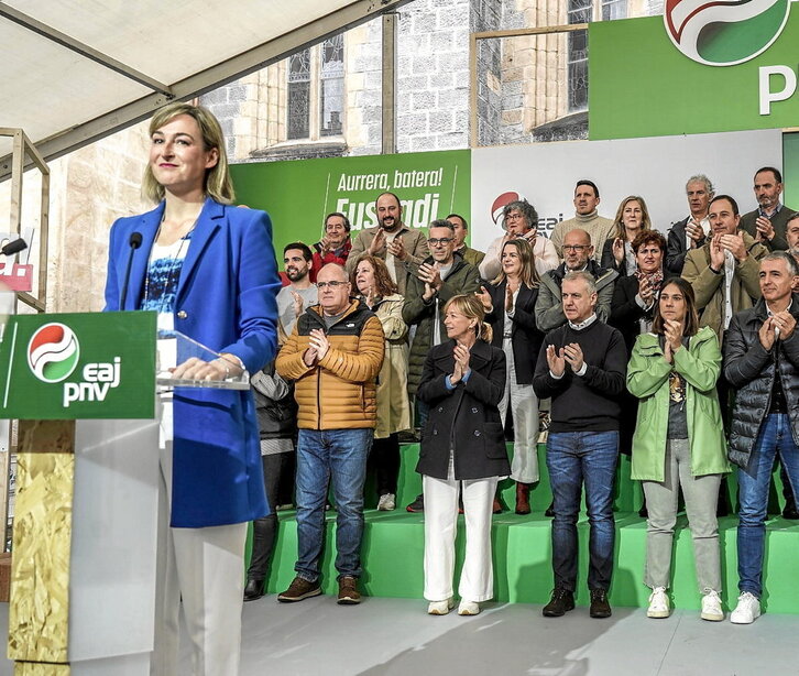 Maria Ubarretxena, candidata jelkide a la reelección durante el acto en Arrasate, y Maider Morras, candidata de EH Bildu, junto a Maddalen Iriarte y Arnaldo Otegi.