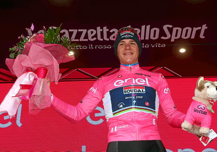 Remco Evenepoel sonrió para los fotógrafos en el podio tras volver a vestirse la maglia rosa, pero no ocultó su decepción.