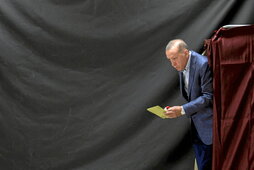 El presidente turco, saliendo de la cabina de voto.