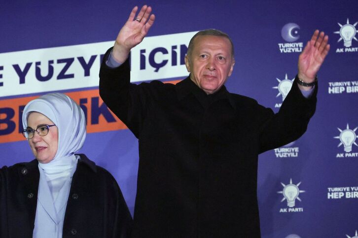 Erdogan, candidato a la reelección, en su discurso de la noche electoral junto a su esposa.