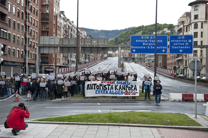 Concentración vecinal en 2013 en Sabino Arana reivindicando el derribo del viaducto de Errekalde.