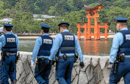 Patrulla policial frente al «toril» de Itsukuhsima, cerca de Hiroshima.