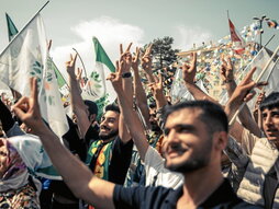 Participantes en un acto de Yesil Sol el sábado hacen el signo de la victoria, todavía con la esperanza de derrotar a Erdogan en las urnas.