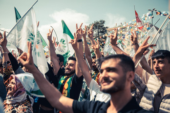 Participantes en un acto de Yesil Sol el sábado hacen el signo de la victoria, todavía con la esperanza de derrotar a Erdogan en las urnas. 