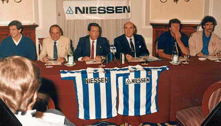 Iñaki Alkiza, con corbata roja, durante la presentación de Niessen como patrocinador de la Real en 1987.