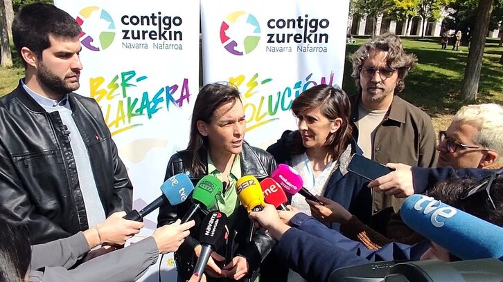 Begoña Alfaro, junto al también candidato Carlos Guzmán, hoy en Iruñea.