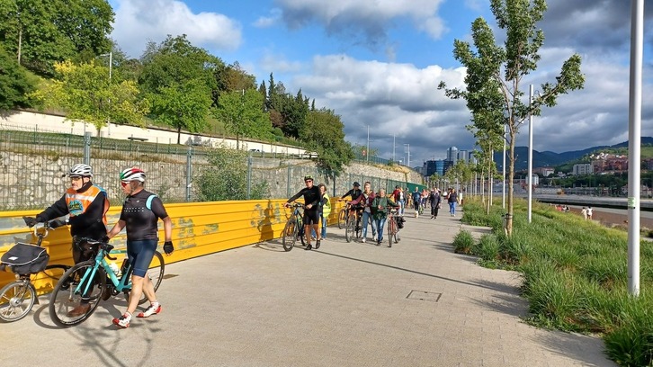 Participantes en la «cadena de bicicletas» que han llevado a cabo por el paseo de El Canal.
