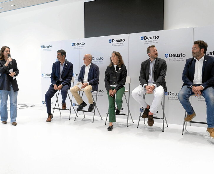 En esta página, mesa redonda entre los cinco candidatos. En la siguiente, terrenos de los cuarteles de Loiola y decenas de turistas en el Peine del Viento.