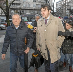 Sánchez Robles, a la izquierda, junto a su abogado, en el Palacio de Justicia de Gasteiz.