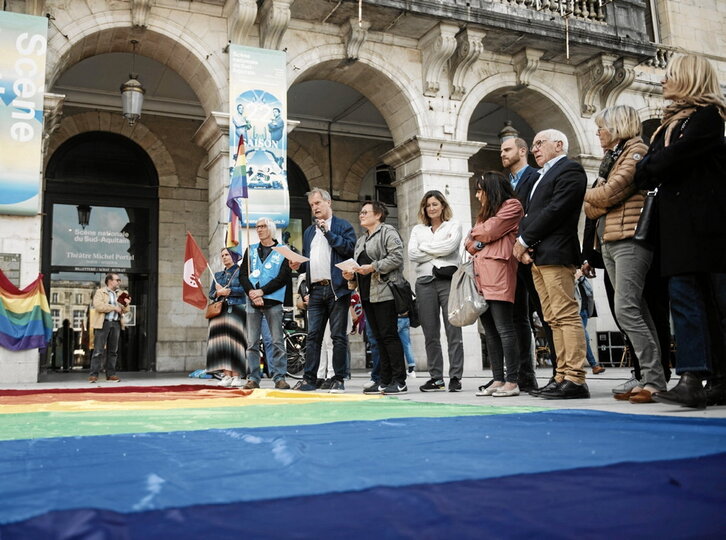 Agentes sociales y representantes institucionales, en el acto de ayer tarde en Baiona.