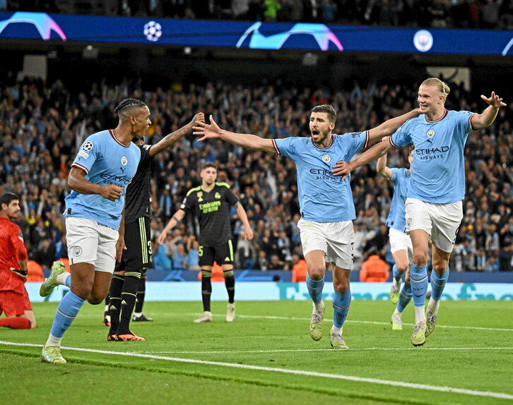 Akanji, Ruben Dias y Haaland celebran el 3-0 del Manchester City ante el Real Madrid.