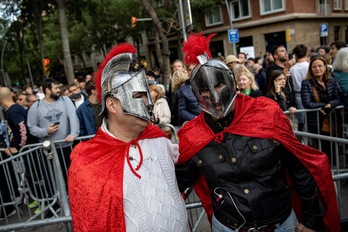 Dos personas vestidas de gladiador acudieron a la manifestación ultraderechista convocada por Desokupa en las inmediaciones de la plaza Bonanova, en Barcelona. 