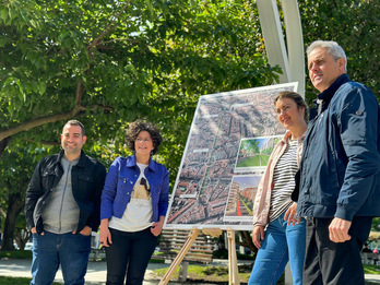 Candidatos de Elkarrekin Podemos presentando su propuesta para semipeatonalizar la calle Autonomía.