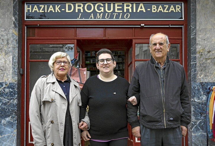 Felicidad Izagirre eta Ainara eta Javier Amutio, dendaren aurrean.