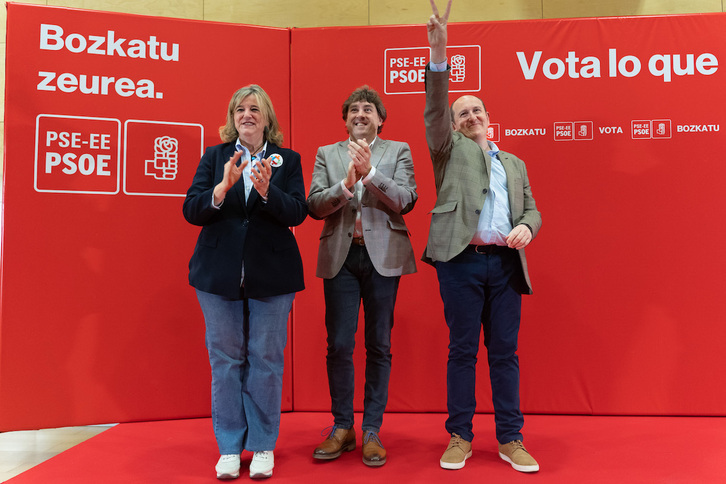 Teresa Laespada, Eneko Andueza y Carlos Fernández, en el mitin de Barakaldo.