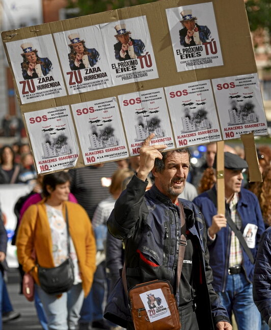 Carteles en Bilbo sobre la gestión de Sagardui.