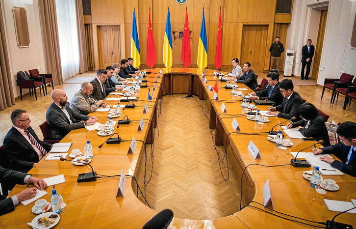Las delegaciones ucraniana y china, ayer en Kiev.