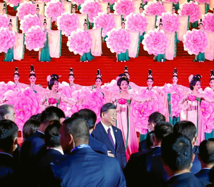 Xi Jinping Txinako presidentea, gailurraren inauguraziora iristean.