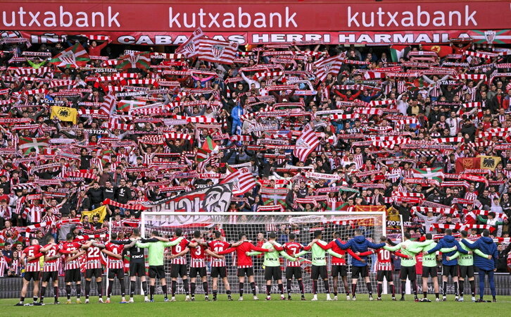 Los jugadores del Athletic celebran el triunfo en el último derbi con la grada popular.