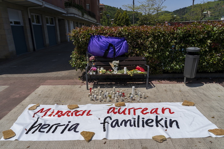 El banco en el que murió Lourdes, lleno de flores y velas como muestra de apoyo a la familia.