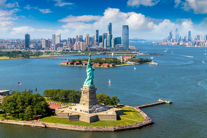 La ciudad de Nueva York está rodeada por el mar.