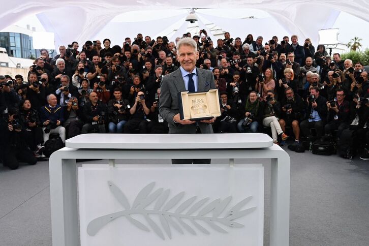 Harrison Ford posa con su Palma de Honor sorpresa.