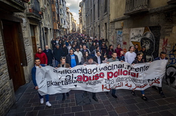 Varios cientos de personas han protestado contra el abuso policial en el Casco Viejo de Gasteiz.