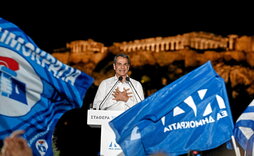 El primer ministro saliente, Kyriakos Mitsotakis, se dirige a sus seguidores en el mitin de cierre de campaña, en Atenas.