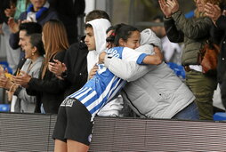 Un aficionado consuela a Lice mientras la grada aplaude el esfuerzo del equipo.