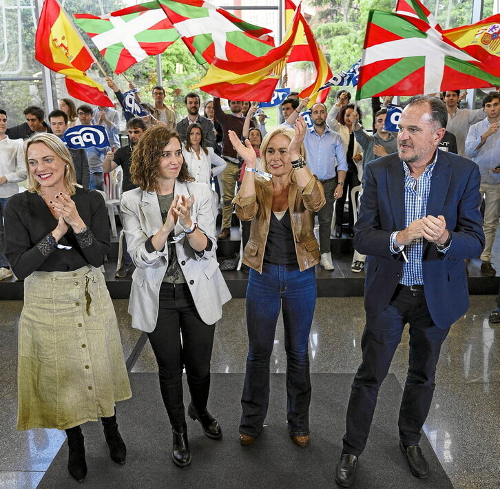 González, Díaz Ayuso, Martínez e Iturgaiz aplauden al final del acto.