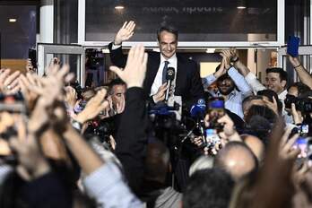 El primer ministro griego, Kyriakos Mitsotakis, celebra su victoria.