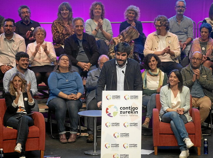 Eneko Larrarte, junto a Yolanda Díaz y Begoña Alfaro, en Burlata el viernes.