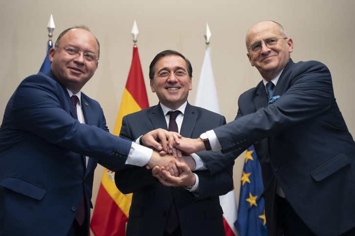 El ministro español de Exteriores, José Manuel Albares, flanqueado por sus homólogos rumano y polaco, Bogdan Aurescu (i) y Zbigniew Rau (d), respectivamente.