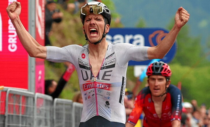 Joao Almeida festeja su primera victoria en el Giro por delante de Geraint Thomas.