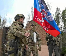 El gobernador de Donetsk, Denis Pushilin, coloca una bandera en Bajmut.