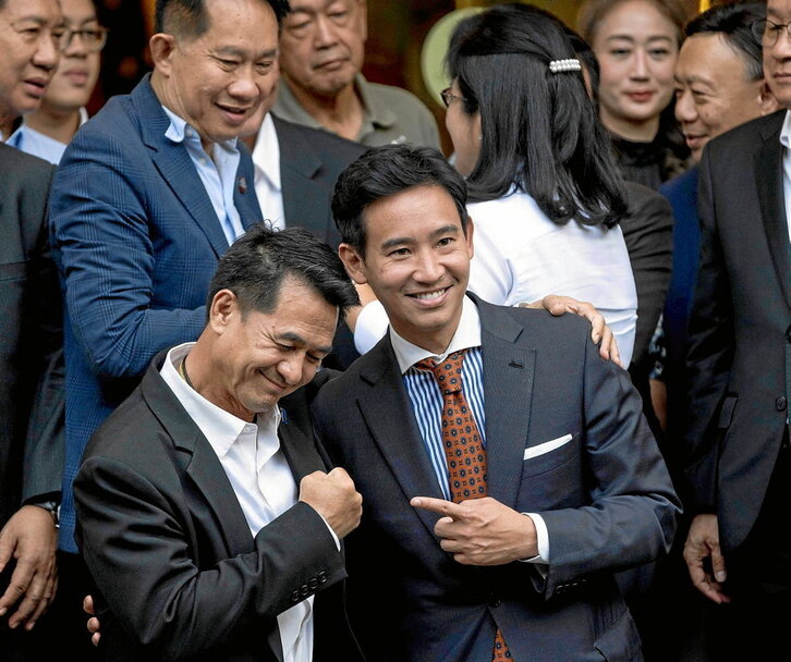 Los líderes del Pheu Thai, Chonlanan Srikaew, y del MFP, Pita Limjaroenrat, posibles socios, se abrazan.