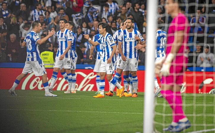 Los jugadores realistas celebran el golazo de Kubo en un momento clave ante la desesperación de Fernando.