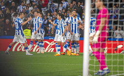 Los jugadores realistas celebran el golazo de Kubo en un momento clave ante la desesperación de Fernando.