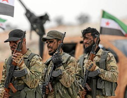 Combatientes sirios apoyados por Turquía, de maniobras.