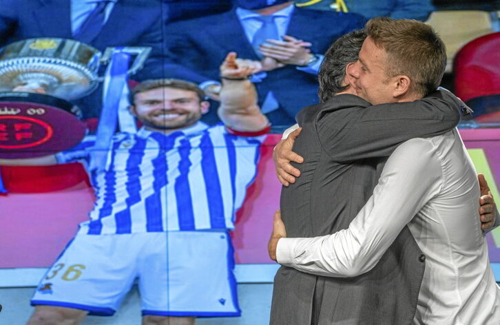 Illarramendi se abraza a Aperribay en su despedida con la foto histórica de la Copa que levantó en Sevilla de fondo.