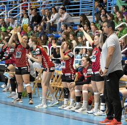 Las jugadoras del Zuazo en el derbi de la semana pasada que jugarón ante el Beti Onak.