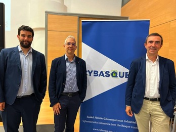 Jon Mitxelena, coordinador de Cybasque, asociación de empresas del sector; Javier Diéguez, director del Basque Cybersecurity Centre (BCSC), y Xabier Mitxelena, presidente de Cybasque.