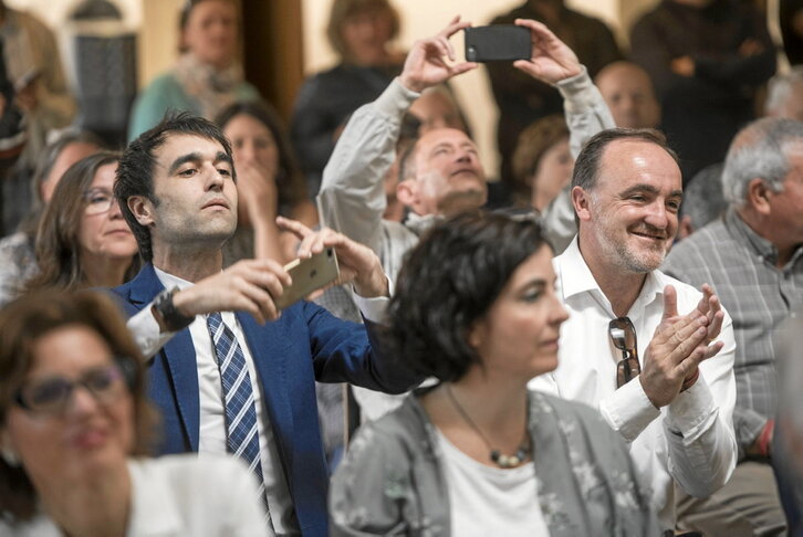 Ángel Ansa y Javier Esparza celebran, hace cuatro años, en la investidura de Eguesibar, cómo la decisión del PSN de votarse a sí mismo les acababa entregando la vara de mando de la localidad.