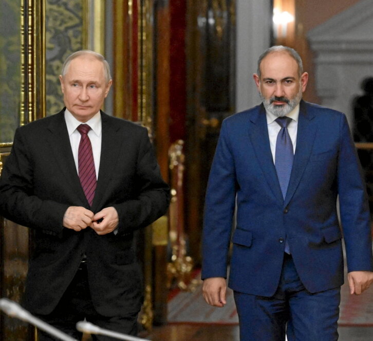 Putin, con Pashinian, ayer en Moscú.