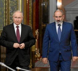 Putin, con Pashinian, ayer en Moscú.