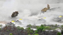 Carros de combate K-2 surcoreanos disparan durante las maniobras conjuntas.