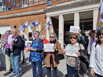 Imagen de la protesta para denunciar los recortes de Osakidetza a servicios esenciales para las mujeres.