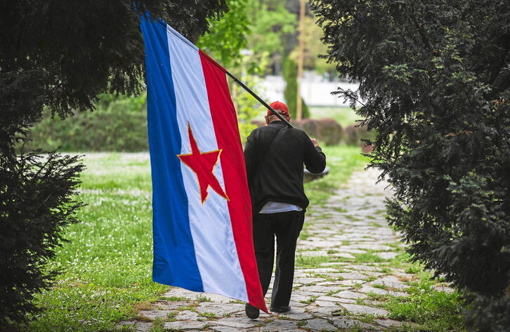 Titoren jarraitzaile batek Jugoslavia «sozialistaren» ikurra darama bere omenez.