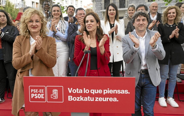 La candidata del PSE en Gasteiz, Maider Etxeberria, en el centro, en el cierre de campaña.