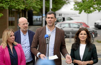 Javier García, de campaña en Iruñea con dos exmilitantes de UPN, Salanueva y García-Malo.